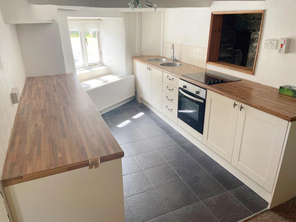 Lot: 47 - TOWN CENTRE COTTAGE FOR IMPROVEMENT - Photo of kitchen